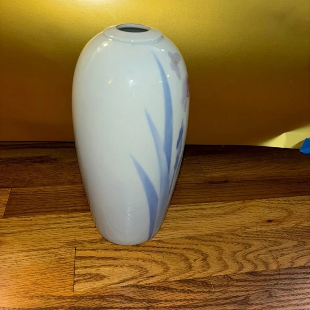 Vintage Japanese vase,‎ Fukagawa porcelain, Imari ware, Iris flower